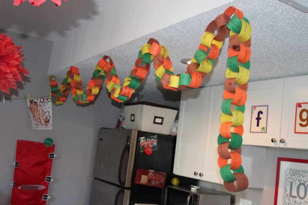 paper chain representing thankfulness for kids