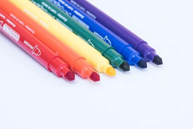 markers in a row in rainbow order